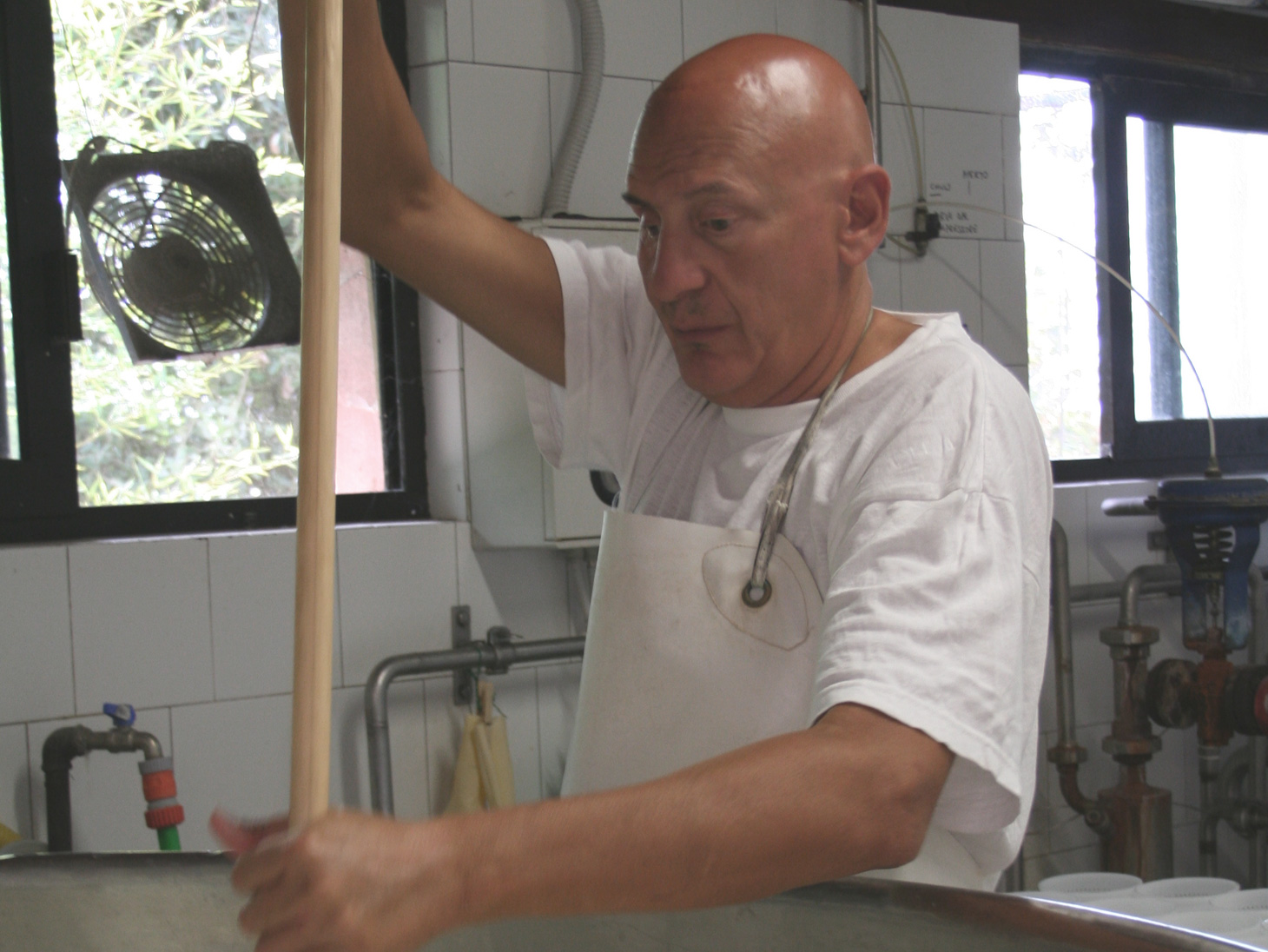Enrico Grandis durante la produzione di formaggio caprino biologico
