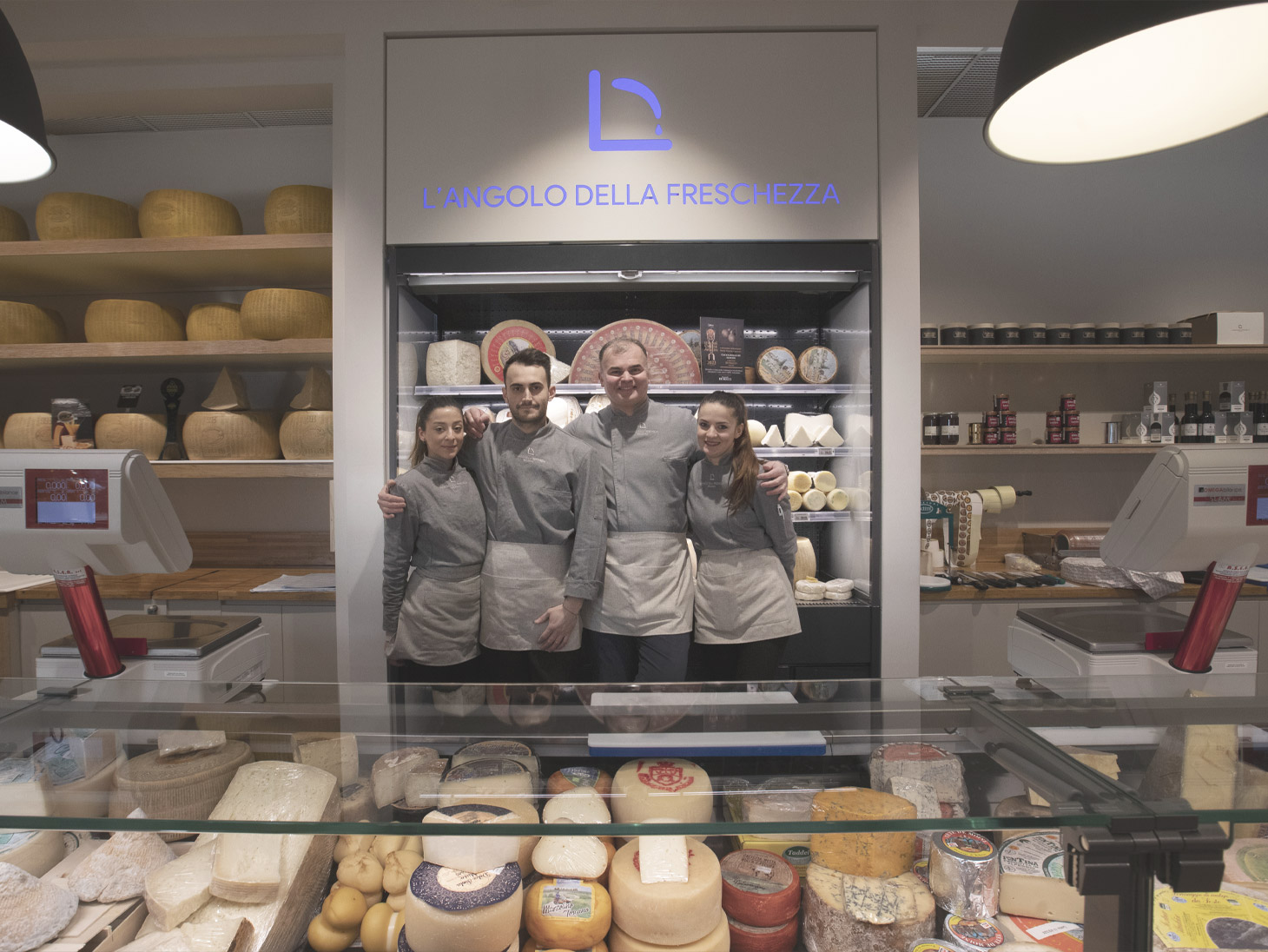 Formaggi: dietro al banco