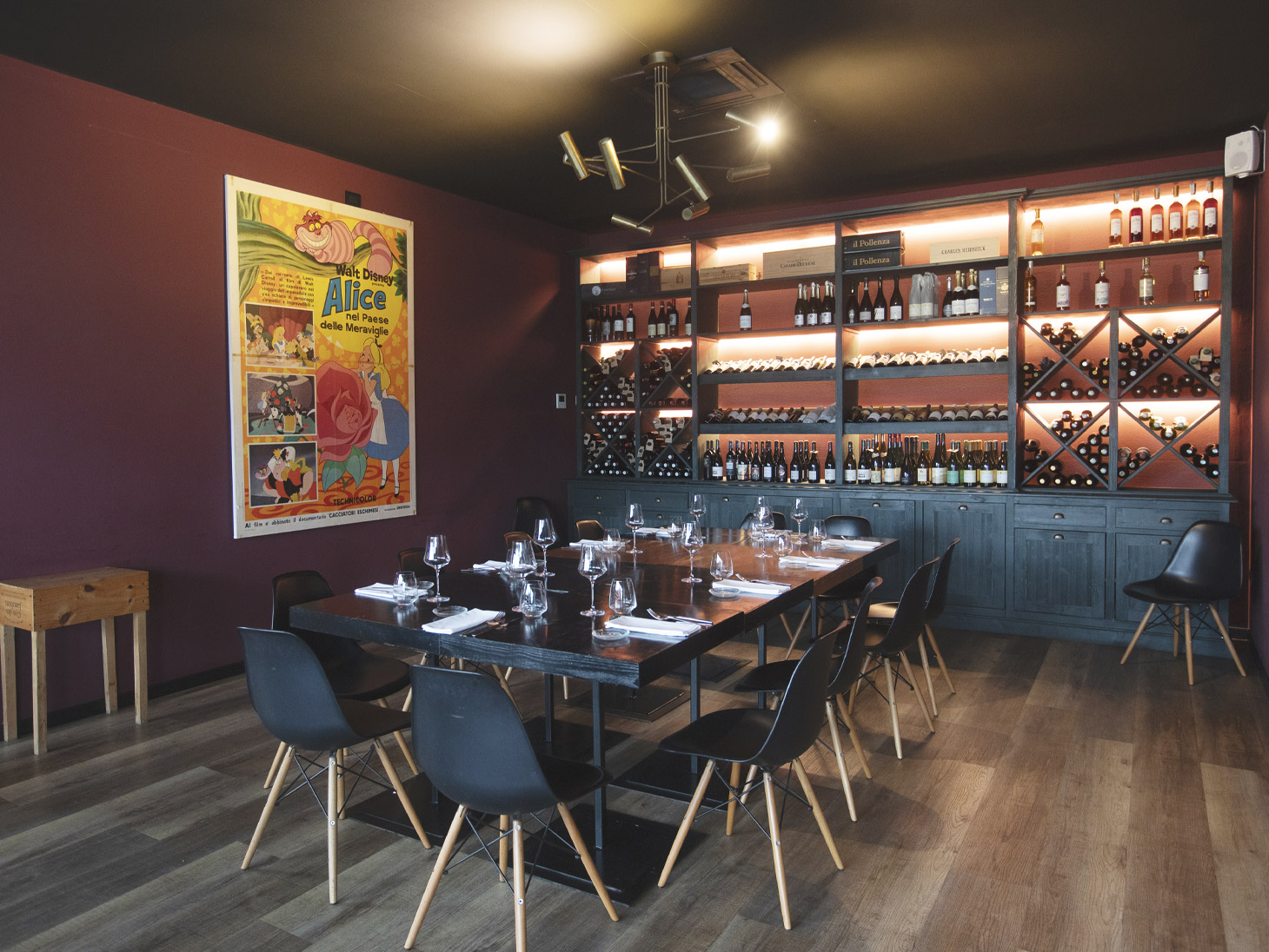 eat-like-a-star-henry's-bar