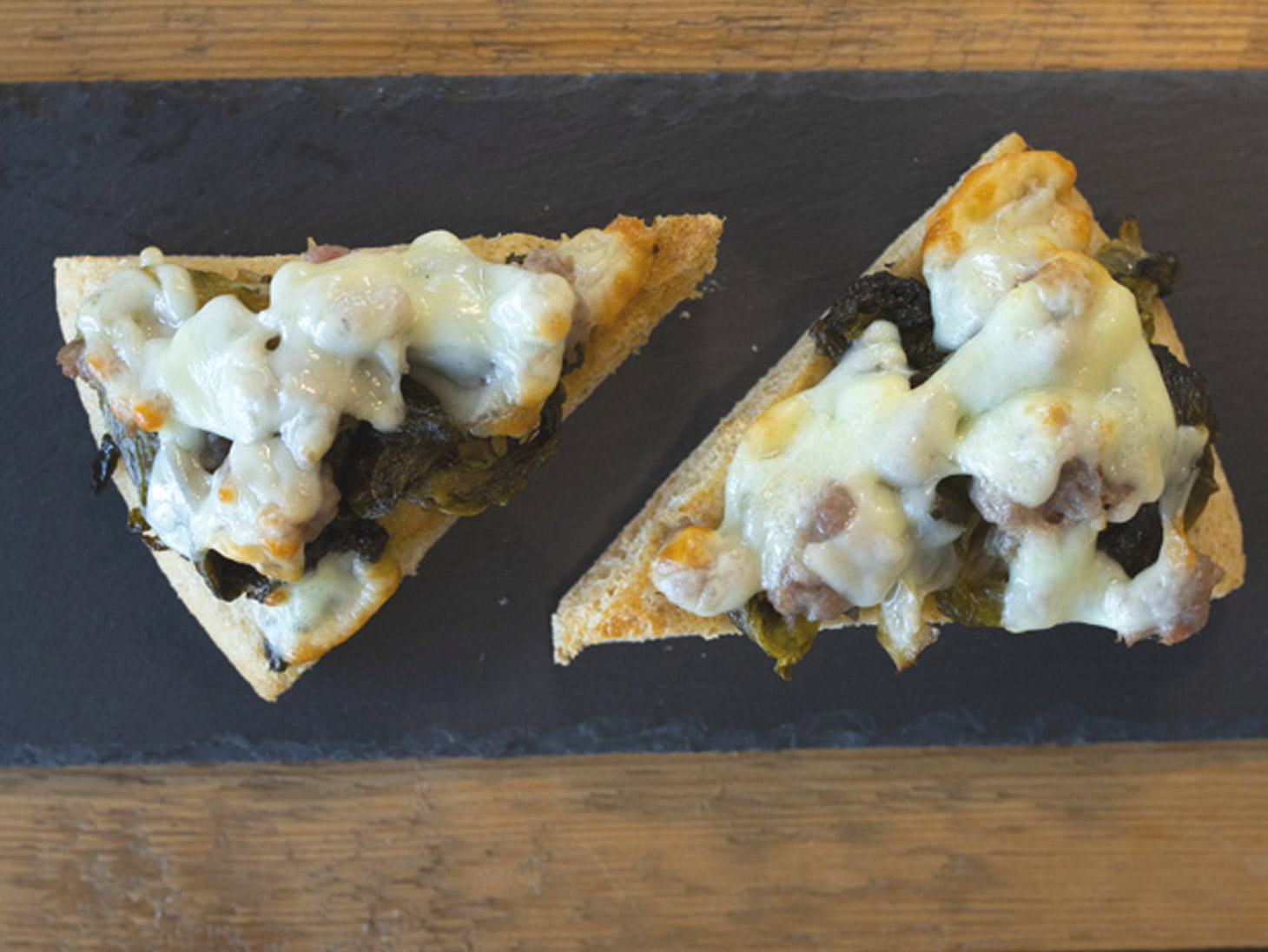 focaccia-scarole-salsiccia-caciocavallo-bufala