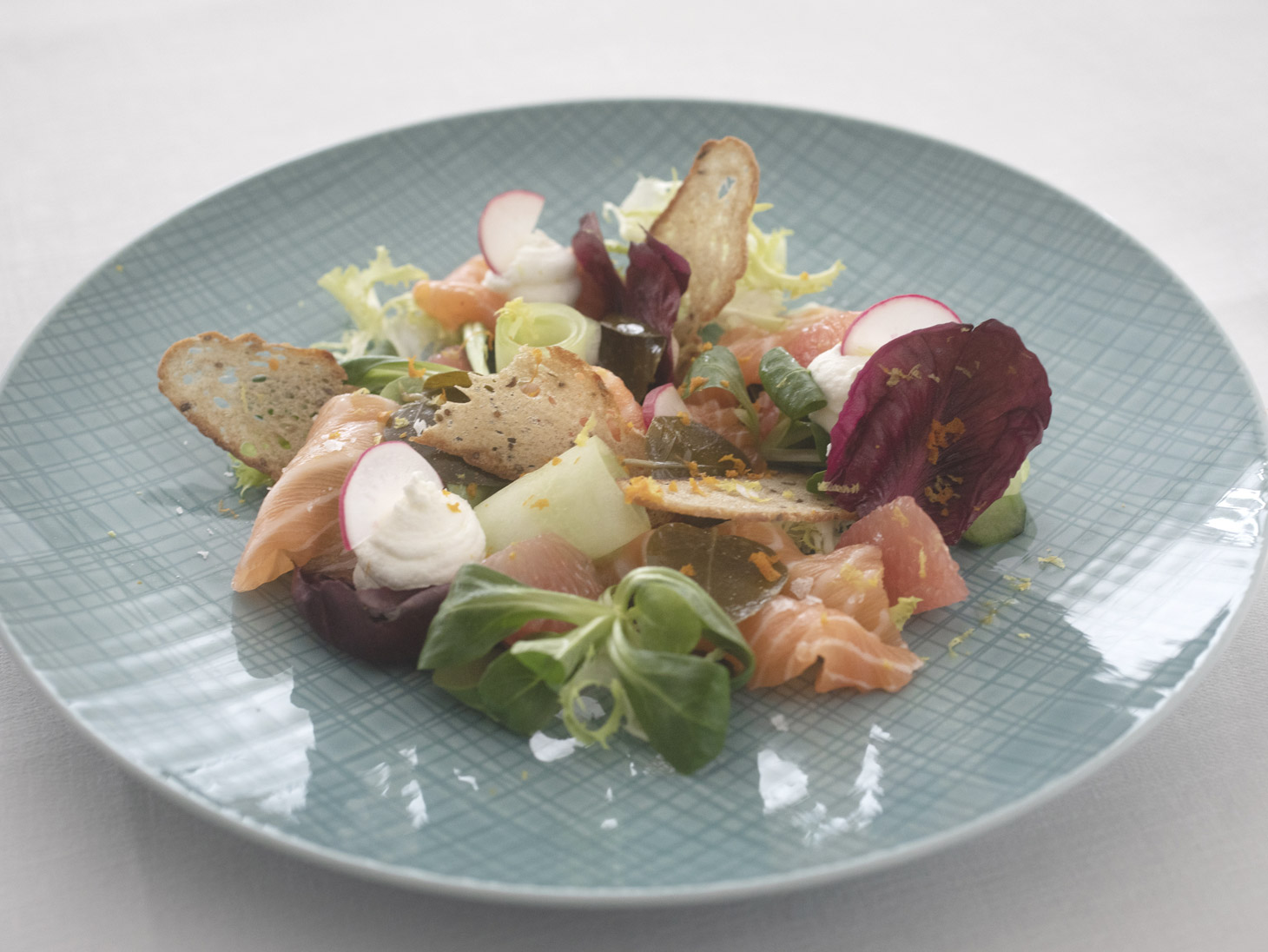 salmone-marinato-foglie-cappero