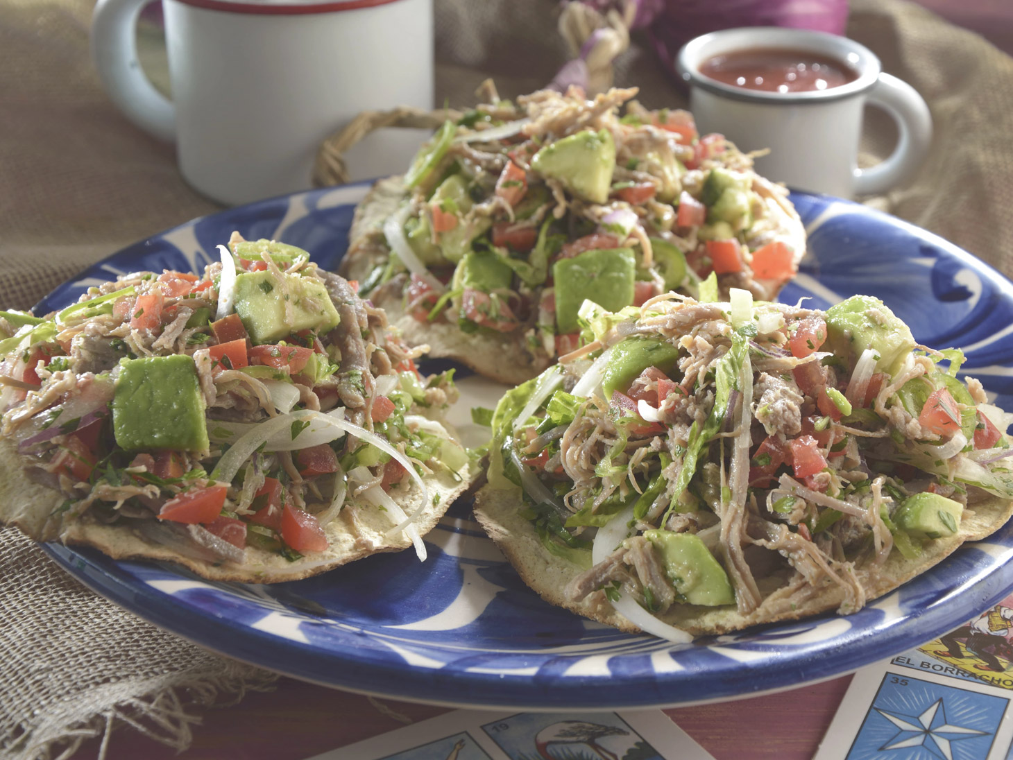 Tostadas con ensalada de pollo y aguacate