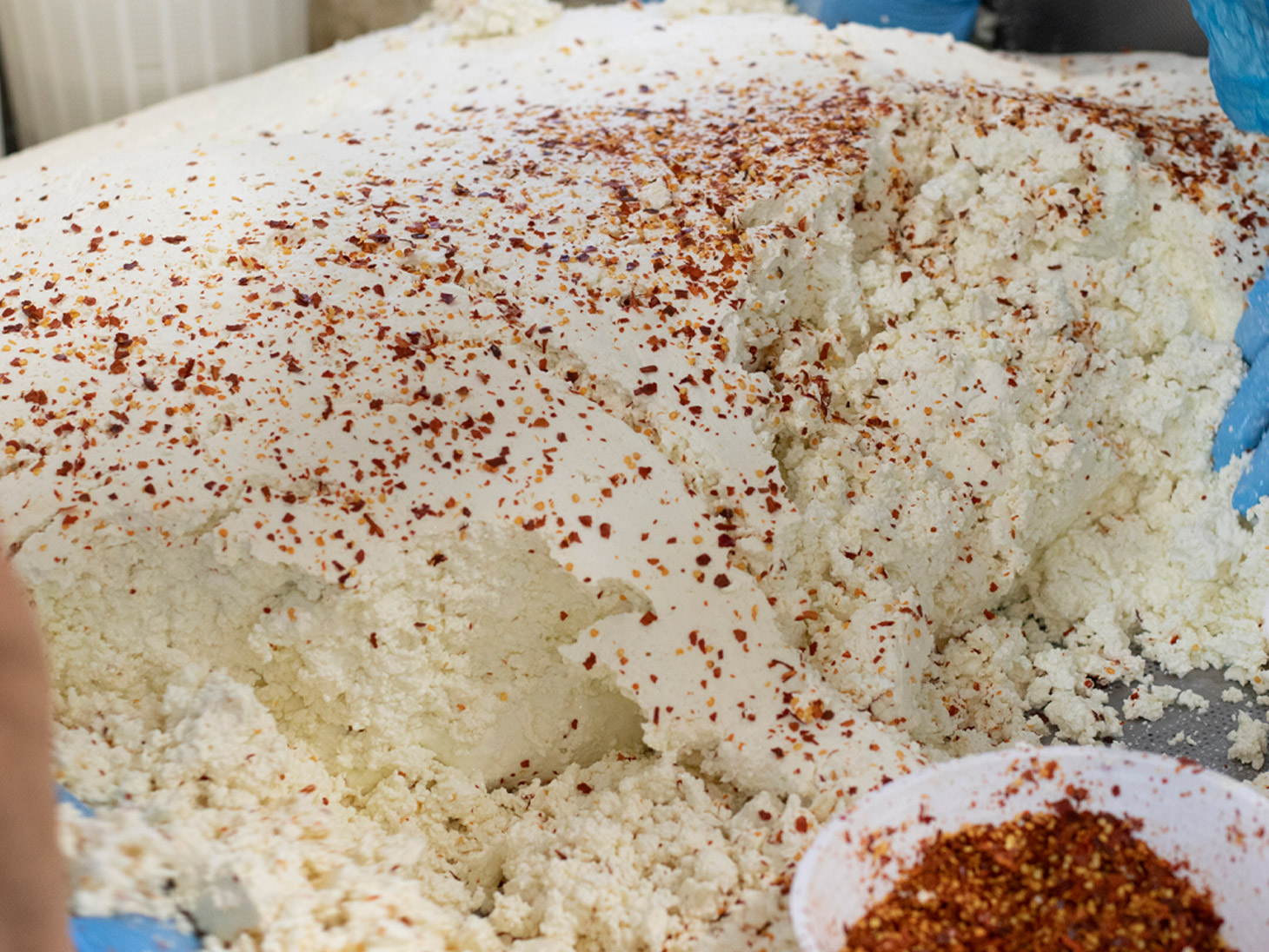 pecorino-peperoncino-lavorazione